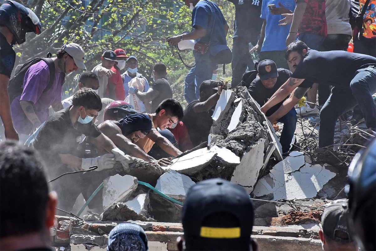 Organismos de socorro buscan sobrevivientes entre los escombros del edificio Casa Médica VenoEstil