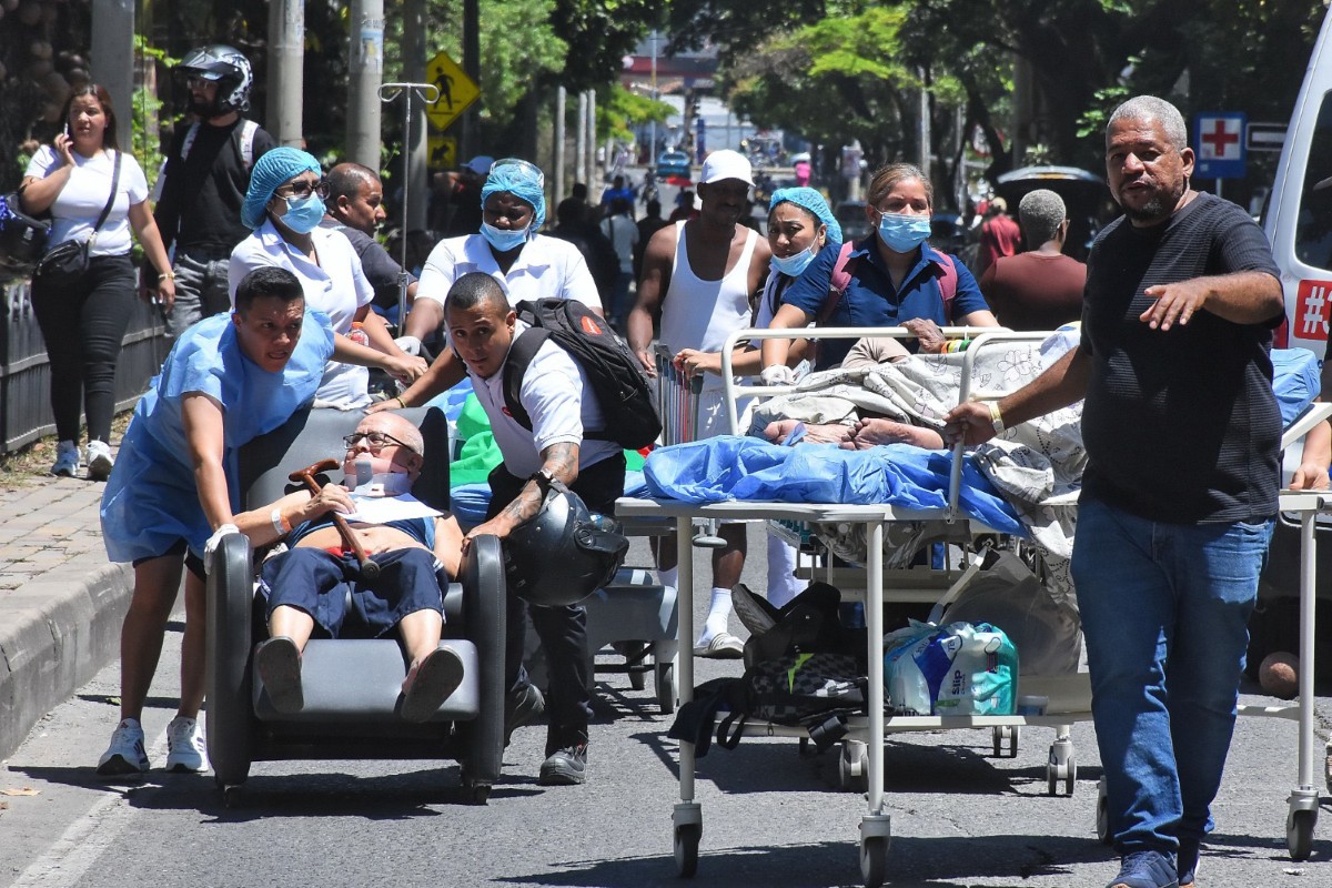 Traslado de pacientes de la clínica DISA tras el terremoto