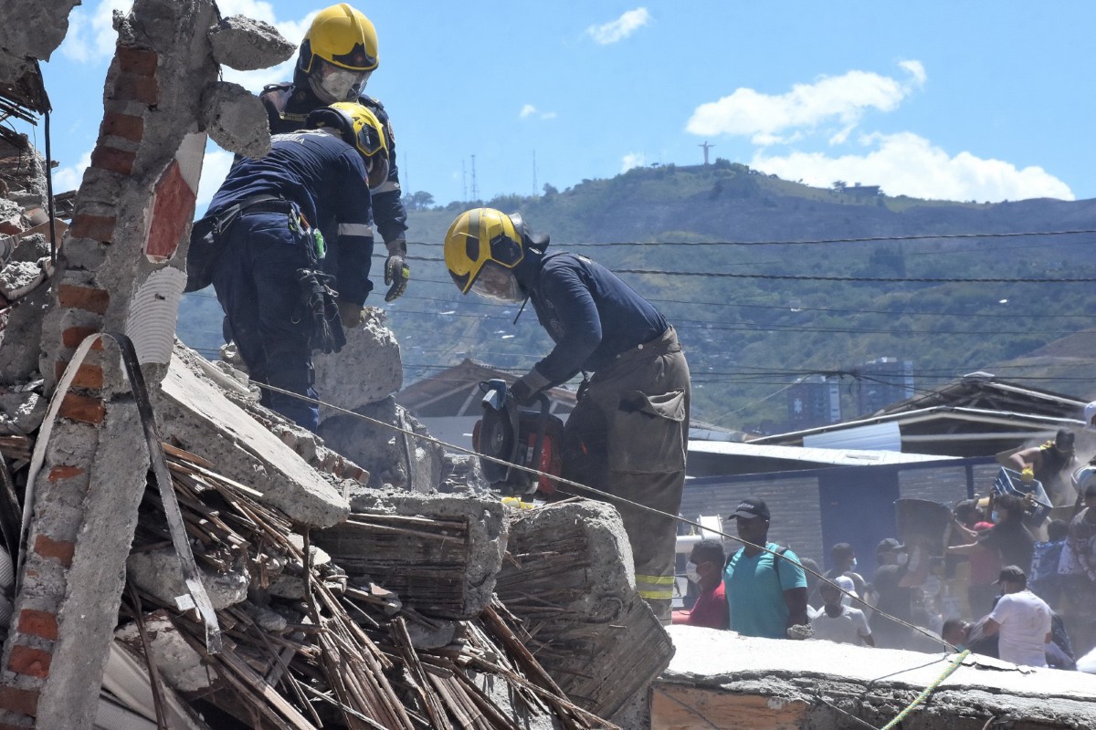 Búsqueda de sobrevivientes en la edificación colapsada donde funcionaba la droguería La Economía