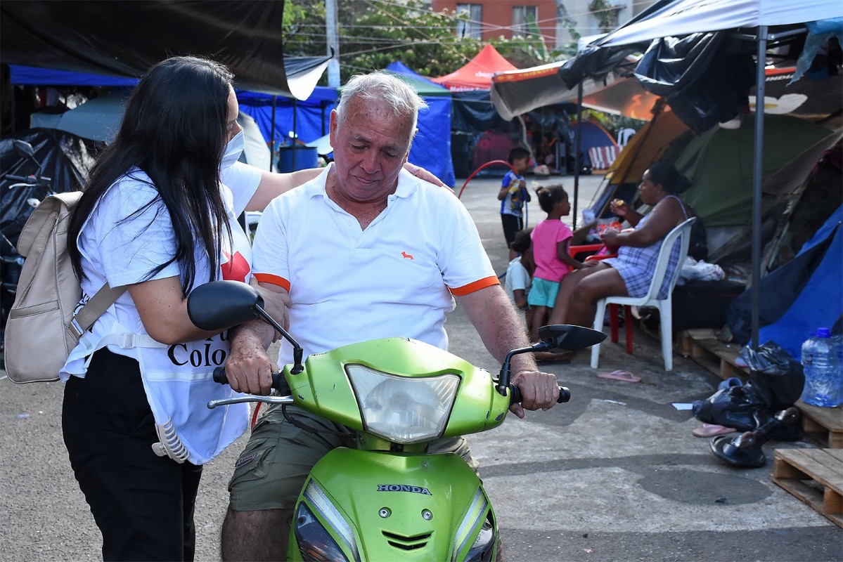 Voluntarios de la Cruz Roja brindan ayuda psicosocial a damnificados en el barrio Altos de Santa Elena